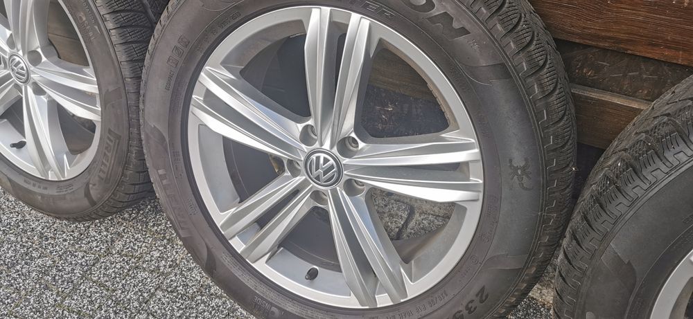 Orginalne felgi aluminiowe Volkswagena oraz opony zimowe  235/55/r18