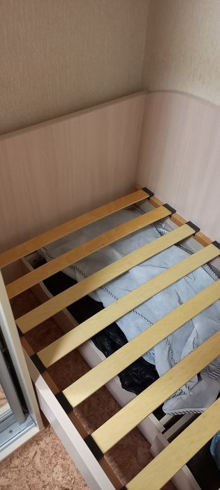 Продаю кровать подростковую с матрасом и ящиками.