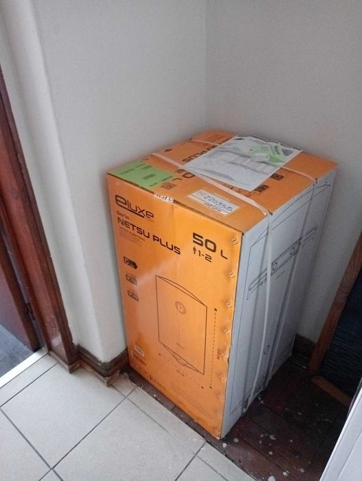 Termoacumulador equipamento para manter a sua agua quente lá em casa.