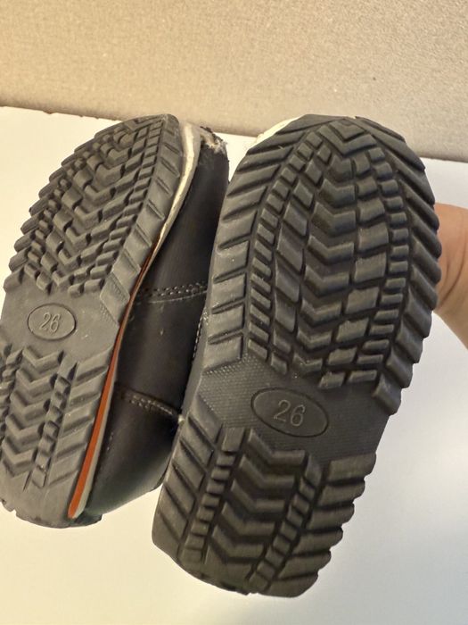 Дитячі зимові сапожки біля дому