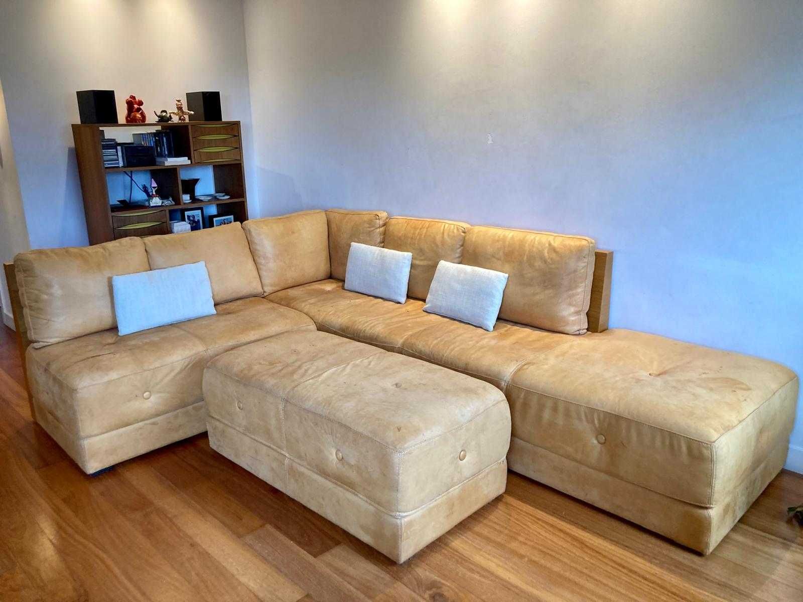 Sofá grande com banqueta em pele natural e madeira, design único
