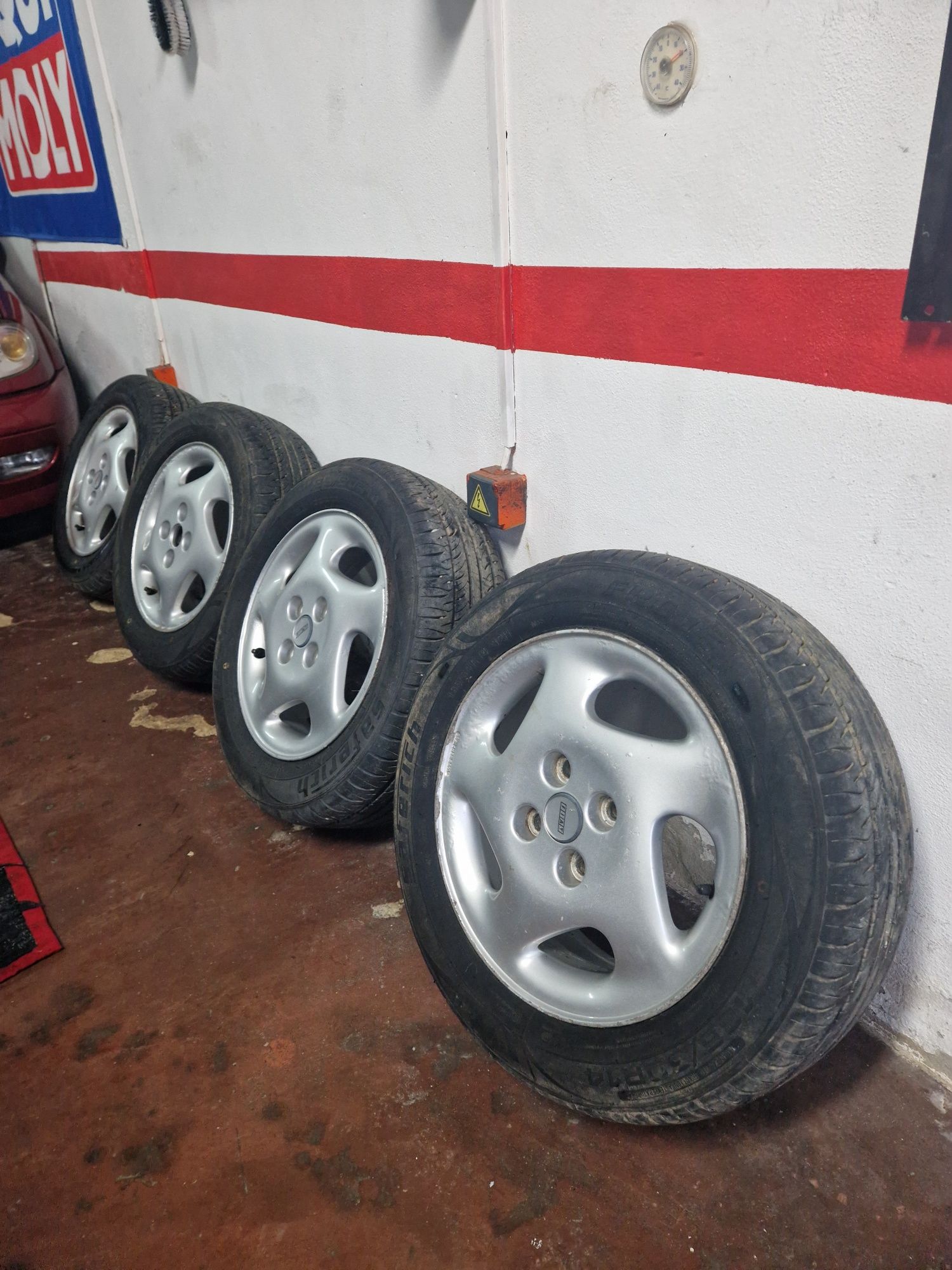 Rodas fiat punto r14 com pneus