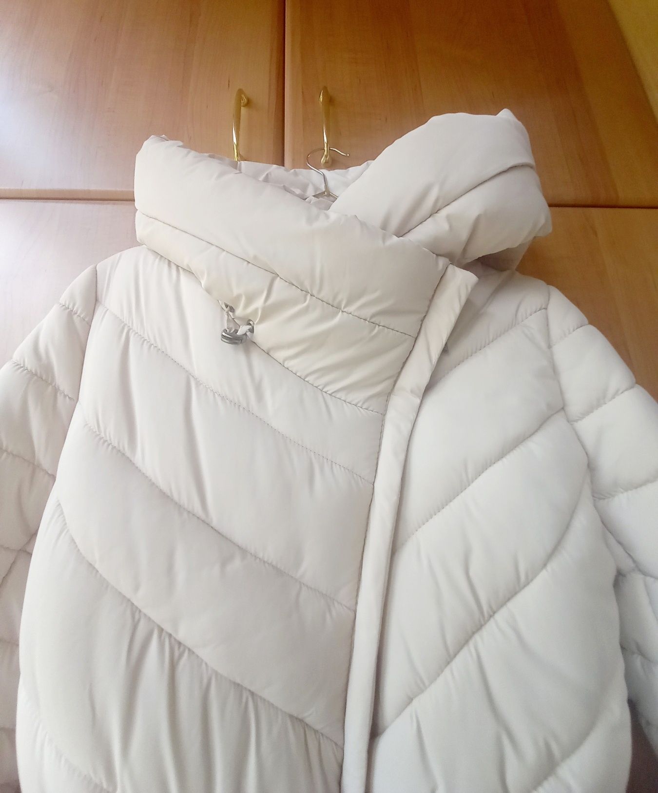Зимова жіноча світла бежева айворі довга куртка пуховик Nui Very, S-M