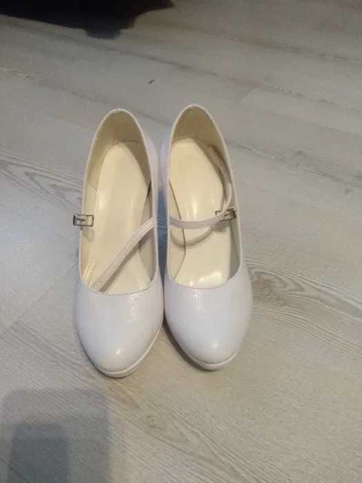 buty rozmiar 36, białe
