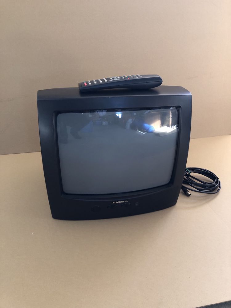 Televisao pequena com comando