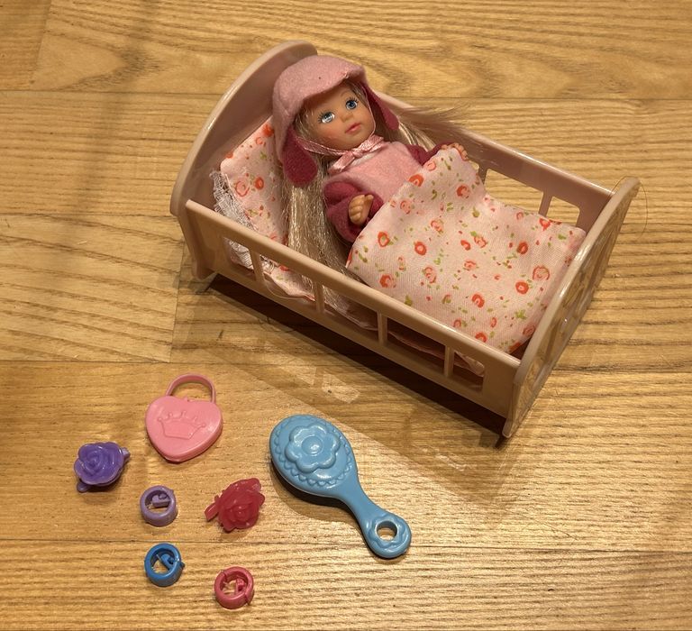 Lalka Barbie Chelsea w pidżamie w łóżeczku Akcesoria