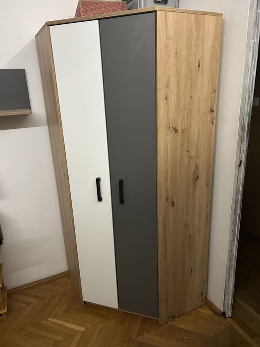 Łóżko z materacem, komoda i szafa w dobrym stanie