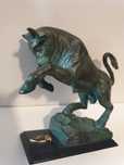 Escultura de um touro em bronze com brasão "Torino"