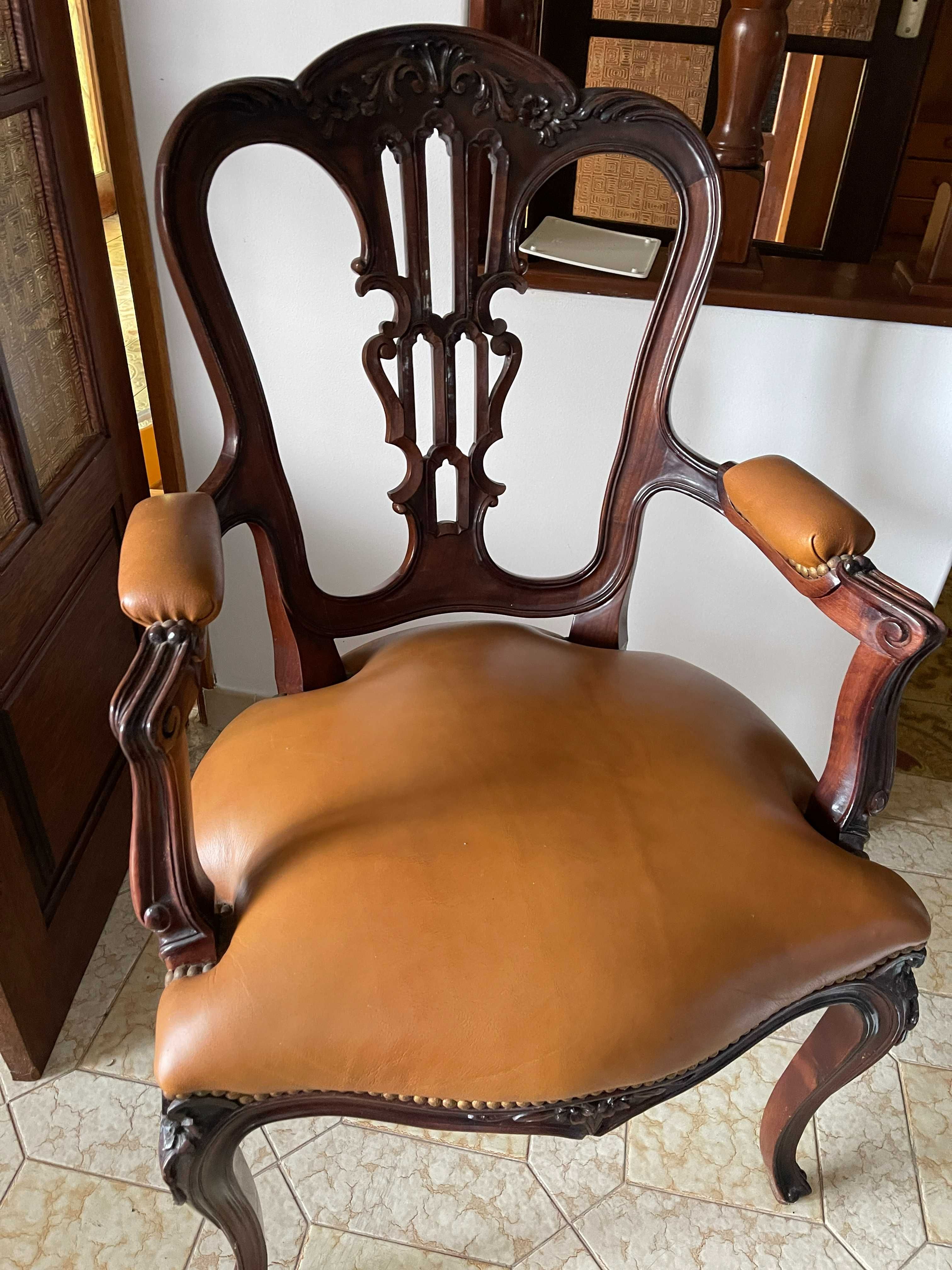 Mesa muito grande com moldura com 6 cadeiras e 2 cadeirões