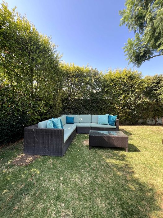 Conjunto de sofas de jardim em L e mesa de apoio em vidro e almofadas