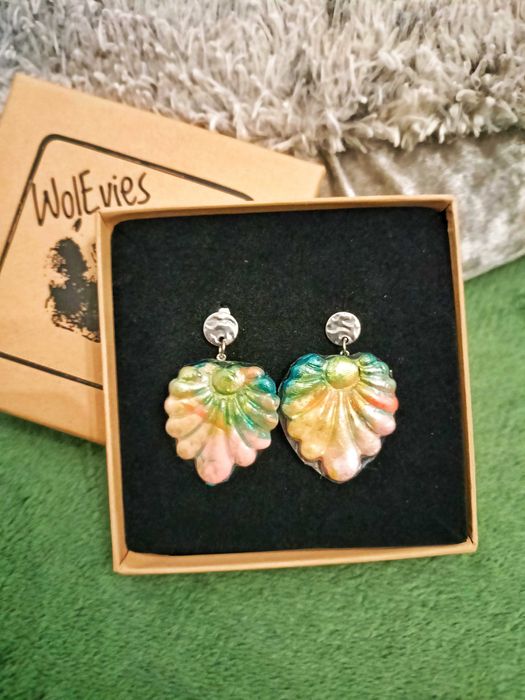 Eleganckie boho kolczyki w kształcie liści pudrowy róż, perłowa zieleń