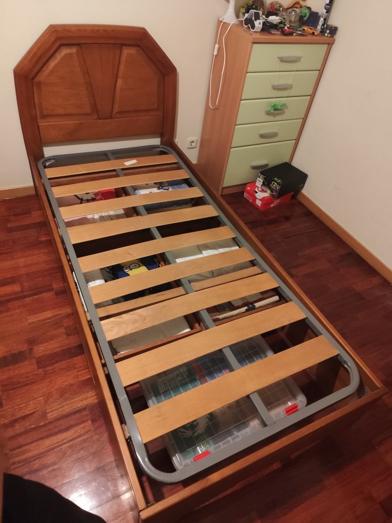 Cama de solteiro em madeira
