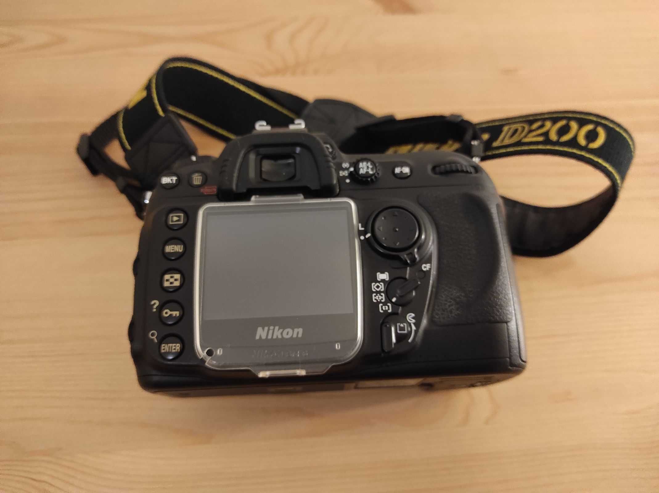 Nikon D200 zestaw – body, lampa, obiektywy, karty pamięci