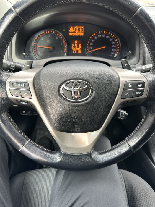 Toyota Avensis 2011 рік