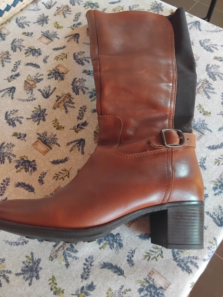 Botas em pele 36