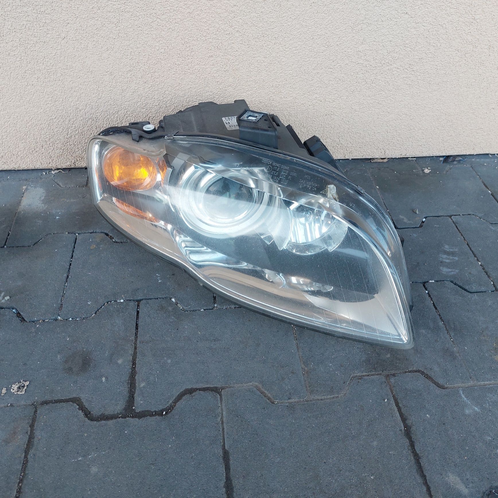 Lampa prawy przód A4 b7 biksenon
