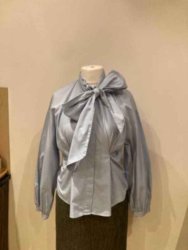 Błękitna bawełniana koszula z wiązaniem pod szyją