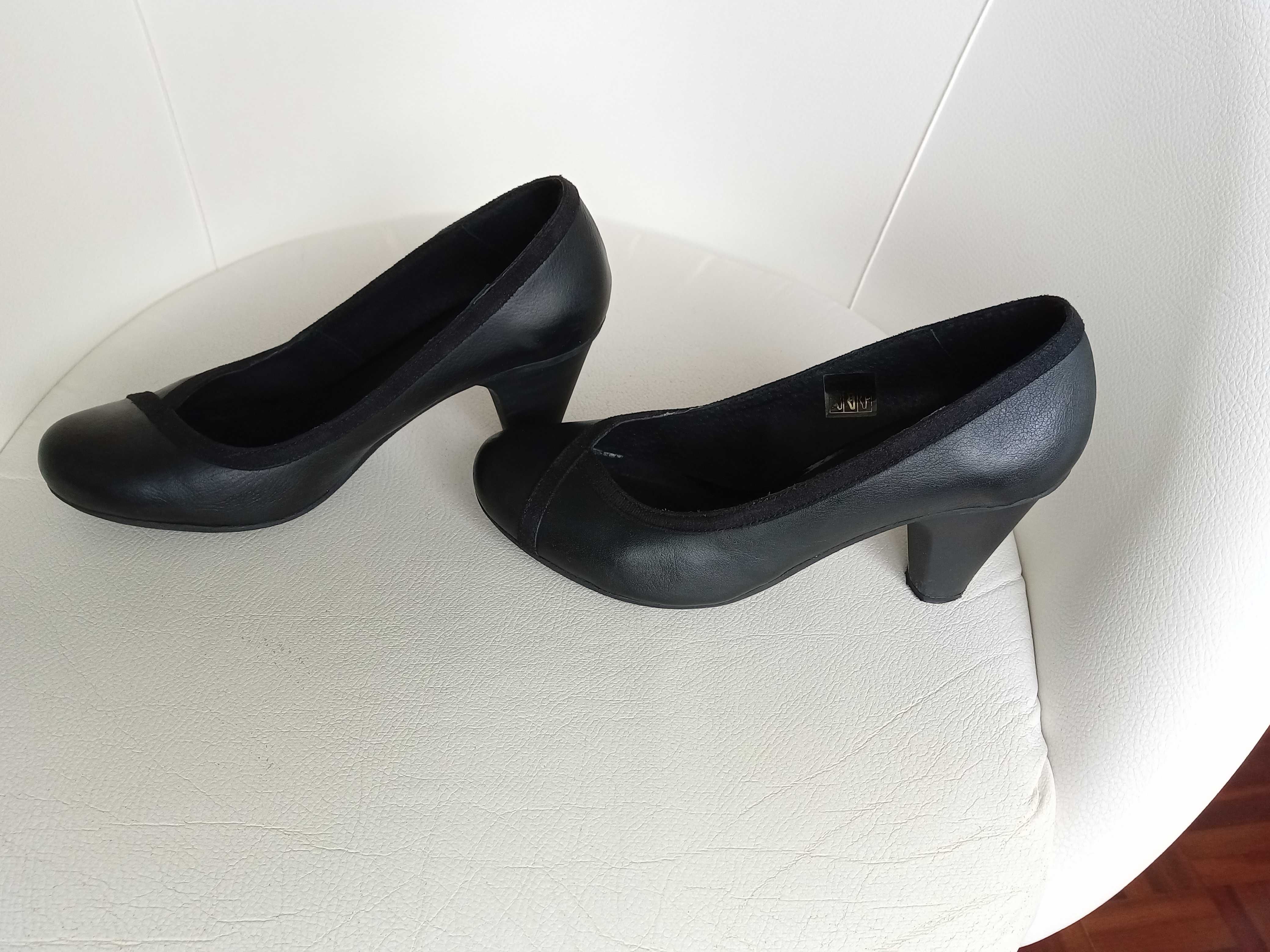 Sapatos pretos da Bata em pele Tam. 37