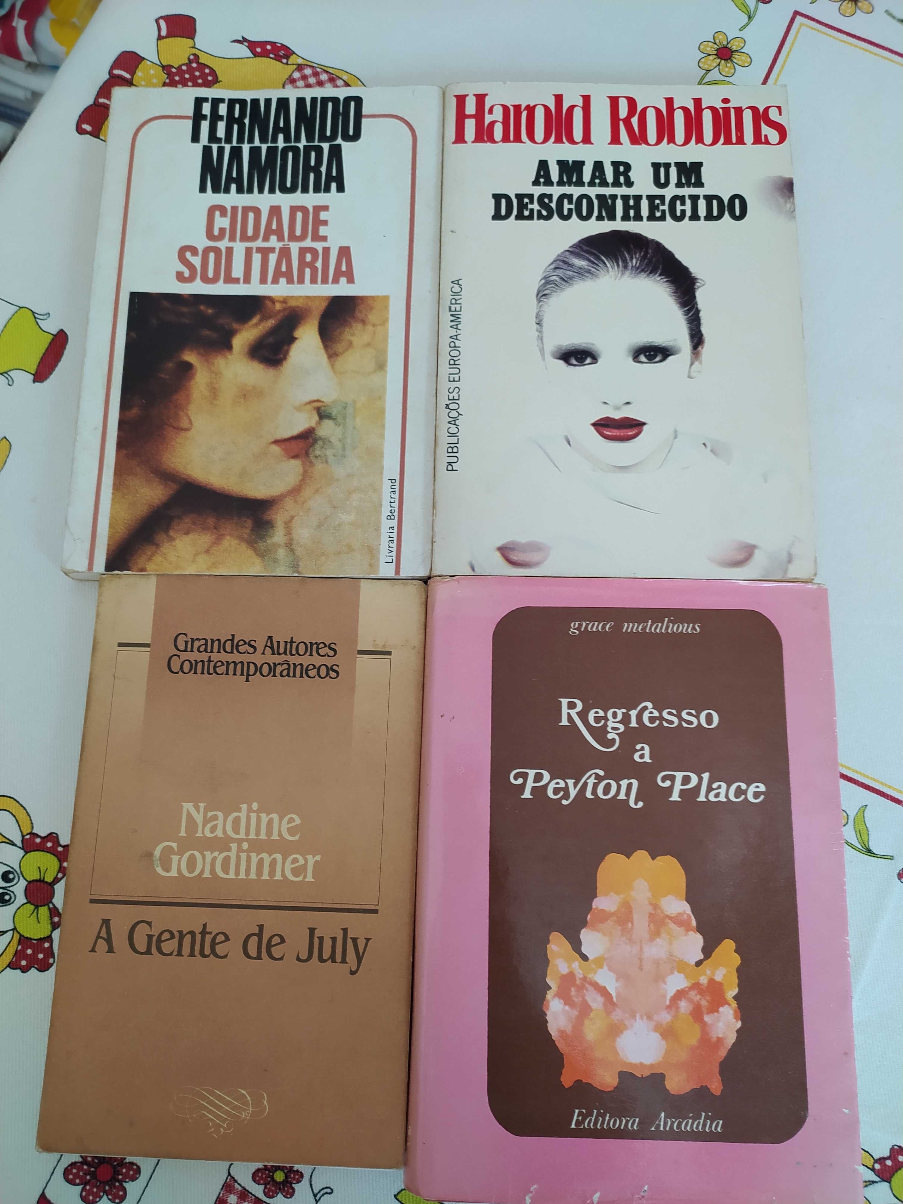 Livros variados em bom estado