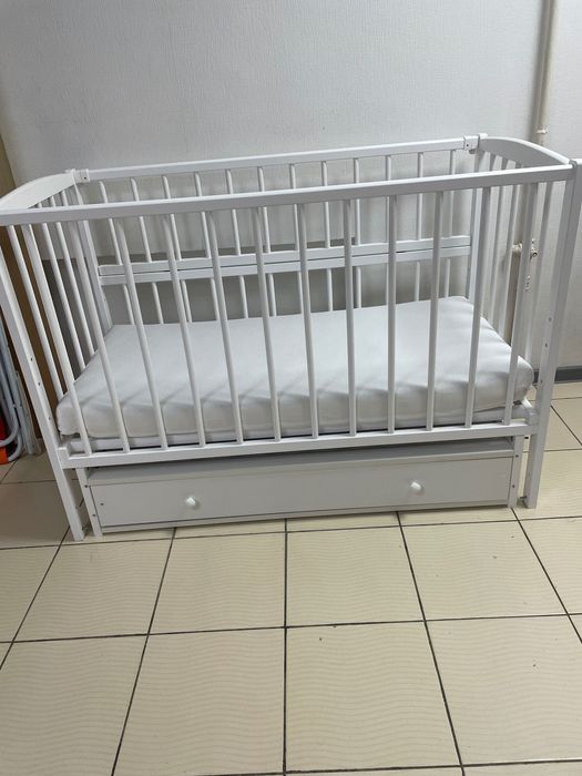 Дитяче лiжко та пеленальний стіл-комод