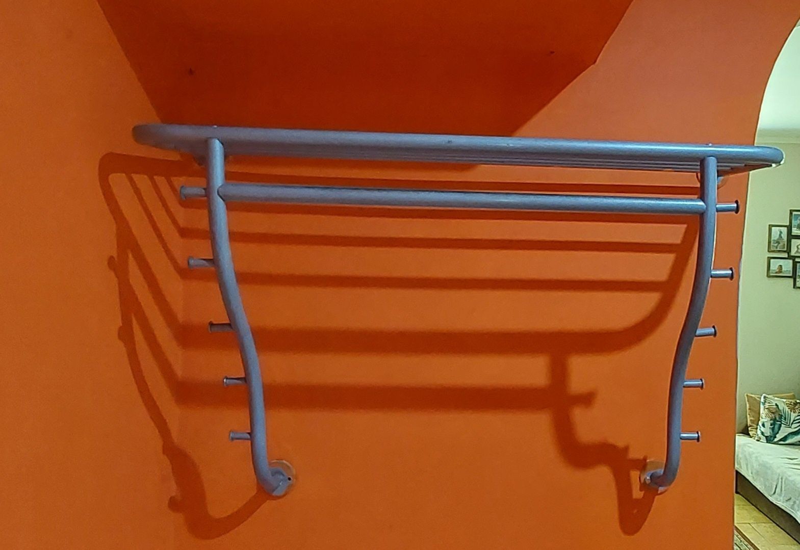 Metalowy wieszak z półką Ikea do przedpokoju