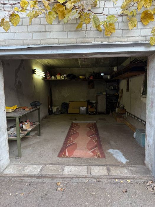 Гараж у автокооперативі “Маяк” (район цукрового заводу)