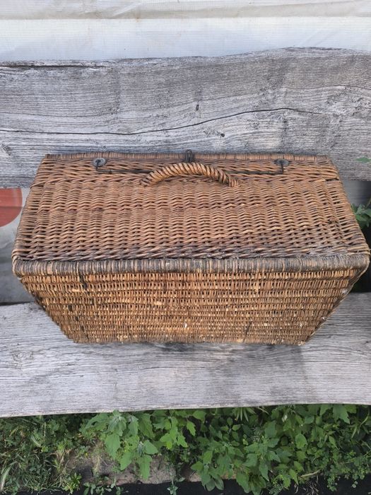 Древний плетёный из лозы антикварный чемодан.чемодан.