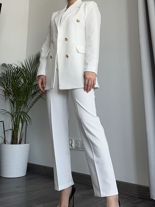 Biały elegancki garnutur M 38