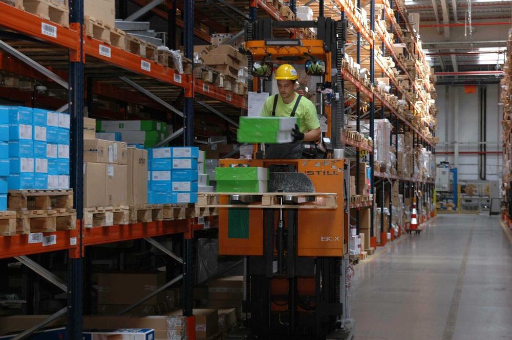 Складське стелажне обладнання Стелажі і навантажувальна техніка