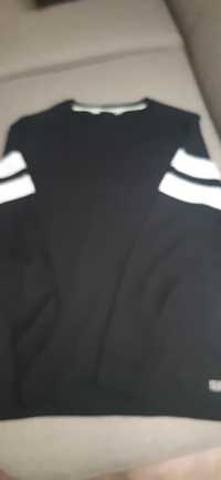 Sweter czarny z dwoma białymi paskami na rękawach