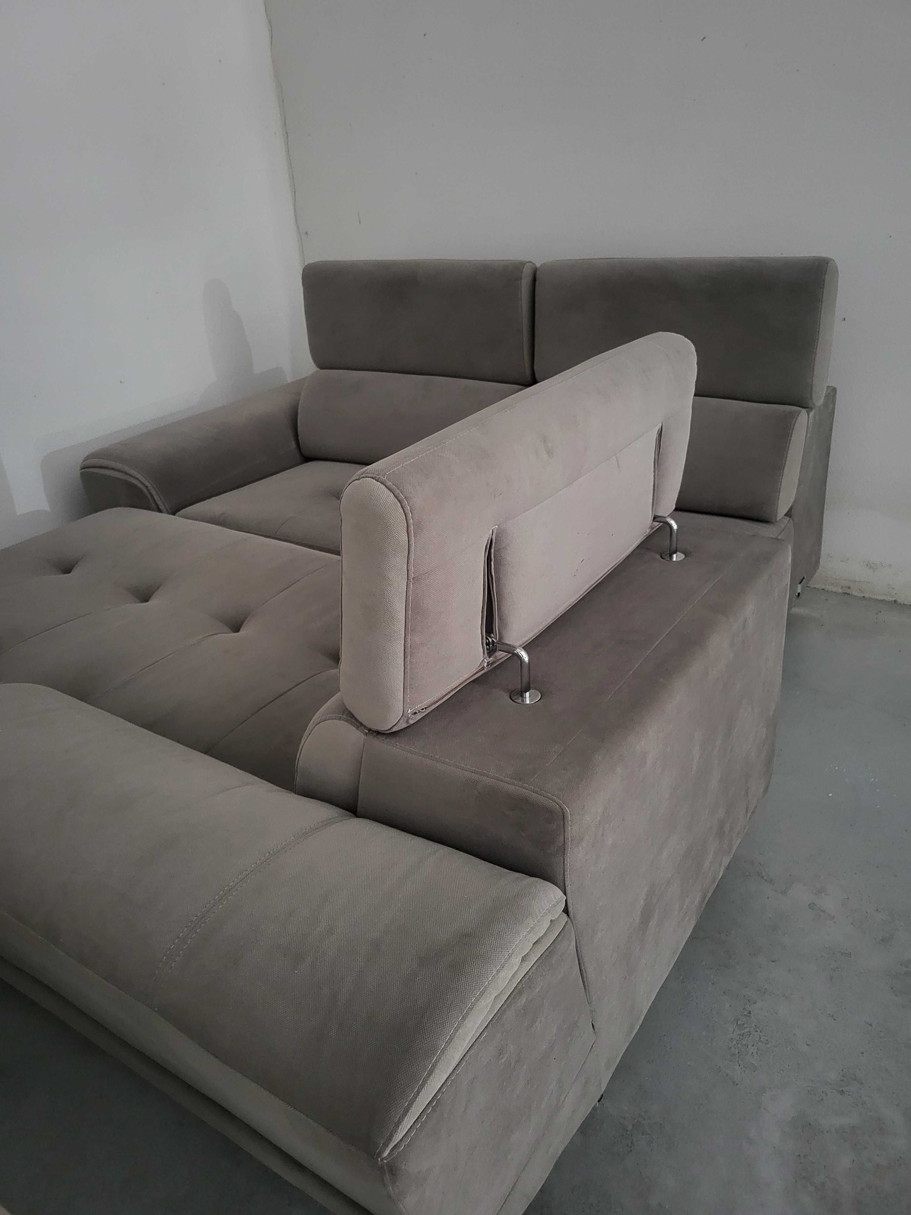 Sala de estar com sofá,movel de televisão e mesa de centro