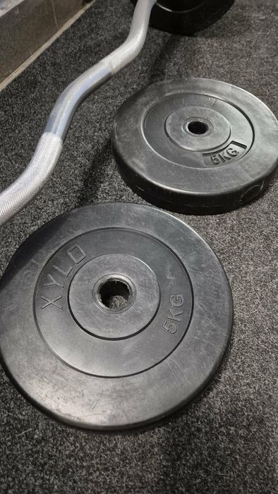 Zestaw do ćwiczeń (gryf z ciężarami)