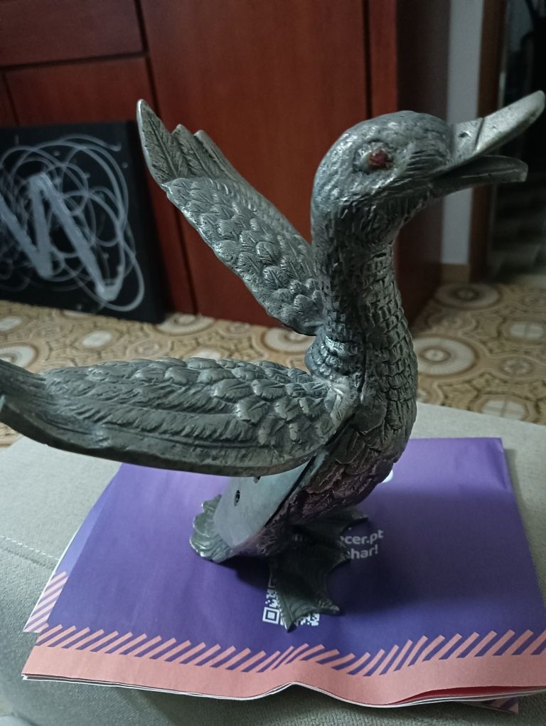 Estátua de pato em metal