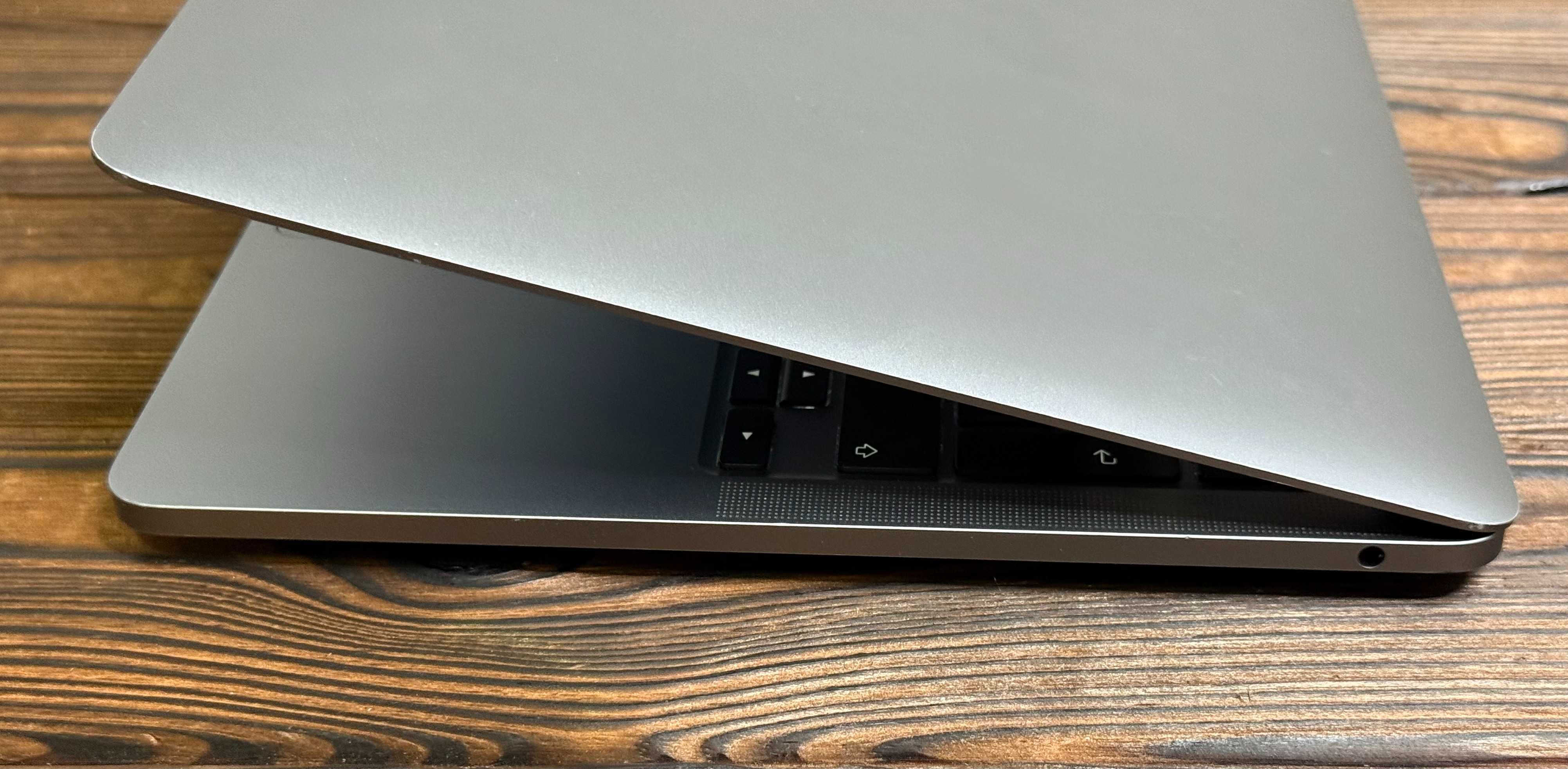 MacBook Pro 13" Space Gray Mid 2020 M1 (16/512) - 570 $$ EmojieStore