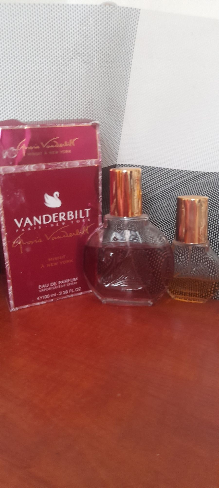 Два парфюма от Gloria Vanderbilt.