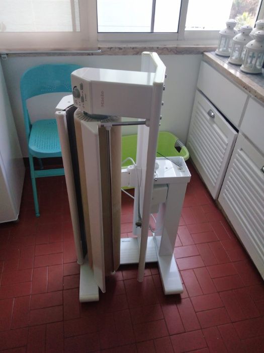 Máquina de Passar a Ferro a Vapor - Miele B895D