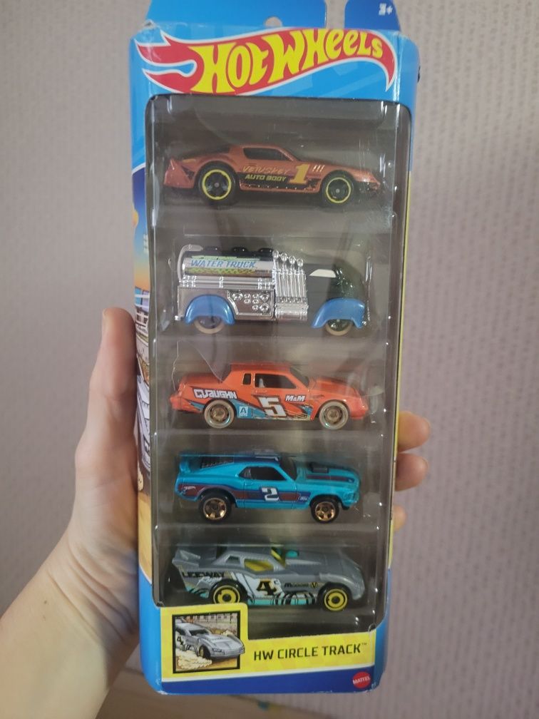 Набір з 5 базових машинок hot wheels в асортименті