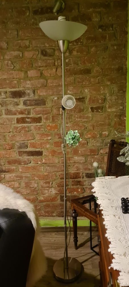 Srebrna lampa stojąca podłogowa z dwoma punktami światła