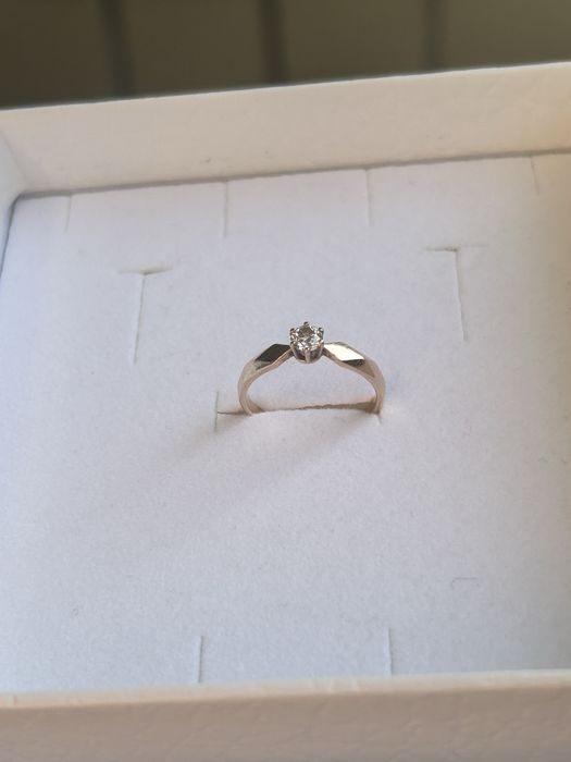 Золота каблучка з діамантом