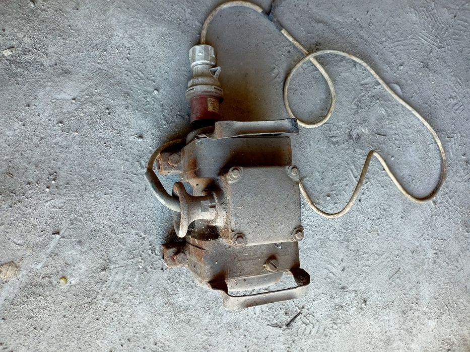 Wibrator elektryczny przyczepny