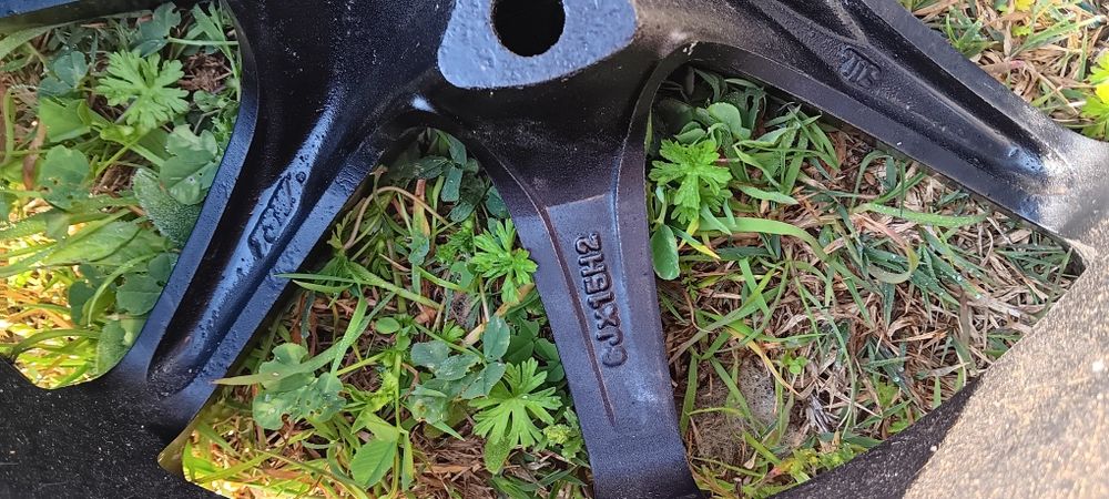 Varios tipos de  jantes.  Nao tenham problemas em pedir informações