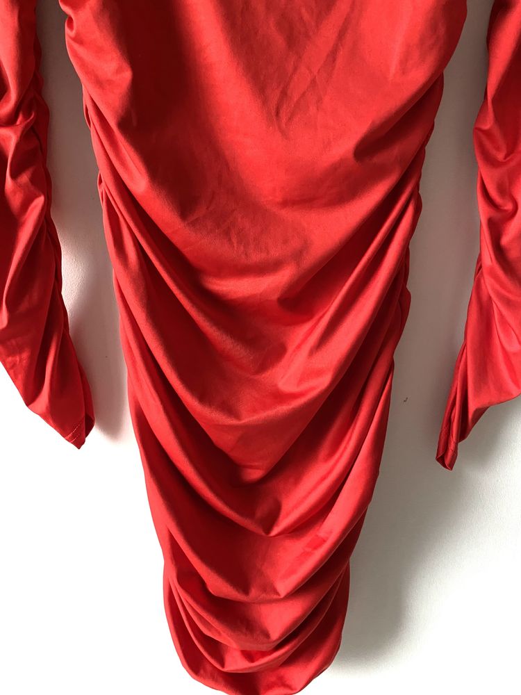 Czerwona marszczona sukienka dopasowana