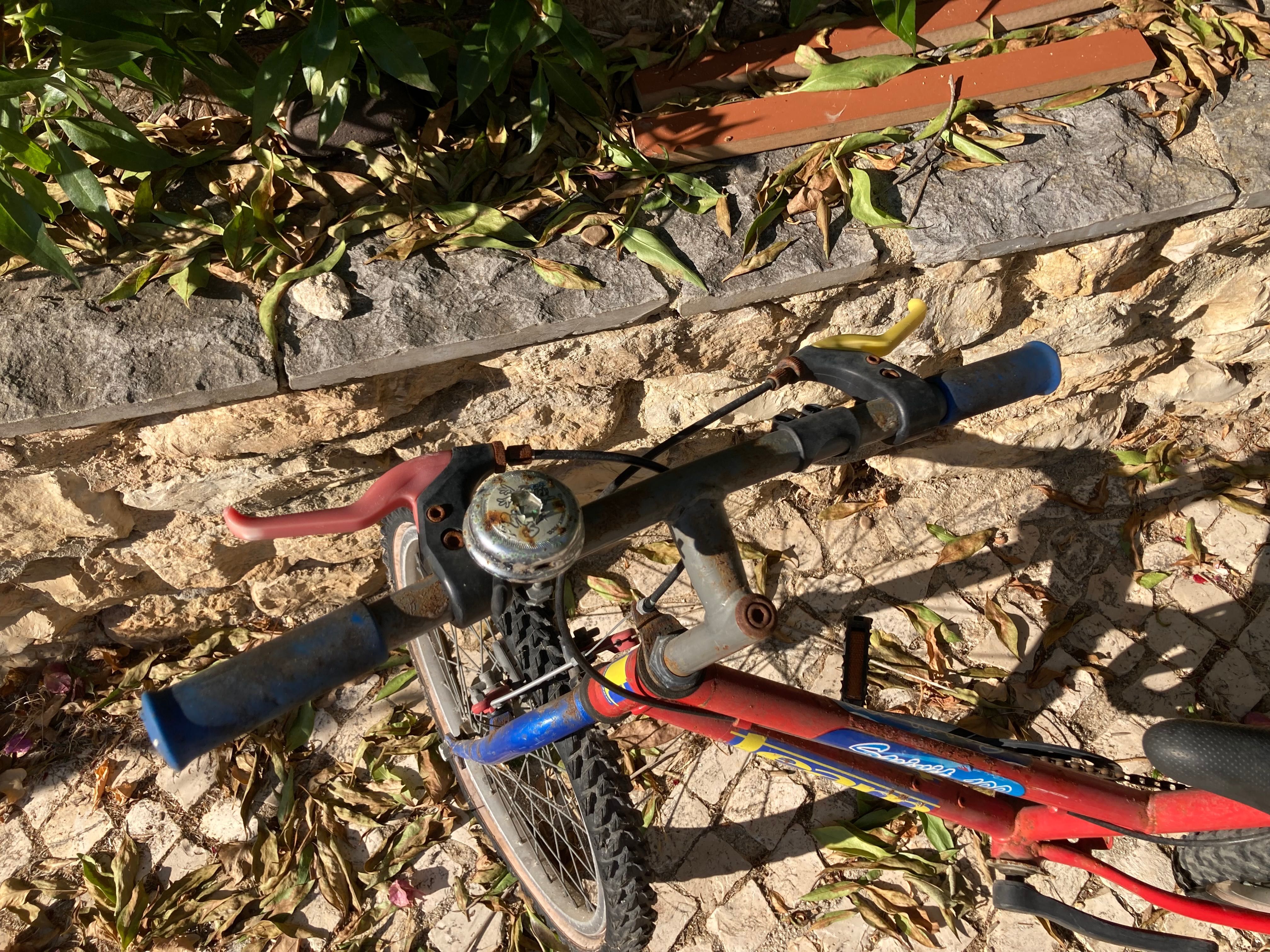 Bicicleta de criança antiga com rodinhas