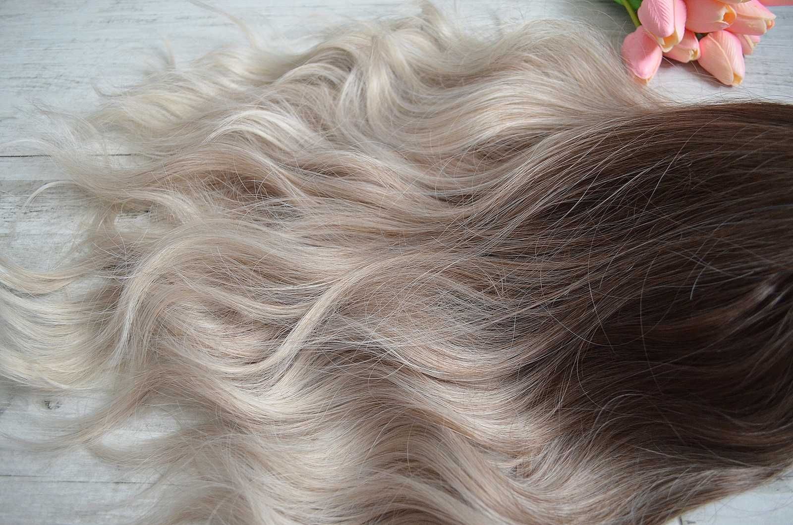 Blond peruka z grzywką loki fale ciemniejszy odrost