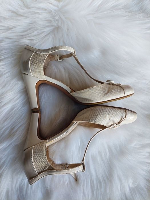 Sandały damskie 38 Clara Barson ecru obccas lakierkowe buty do ślubu