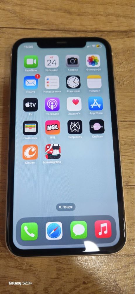 iphone 11 білого коліру 128gb