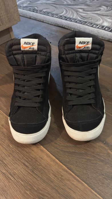 Кросівки жіночі