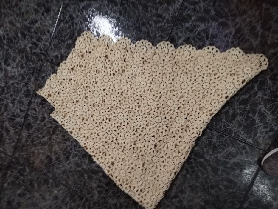 Saia de camilha em renda creme.