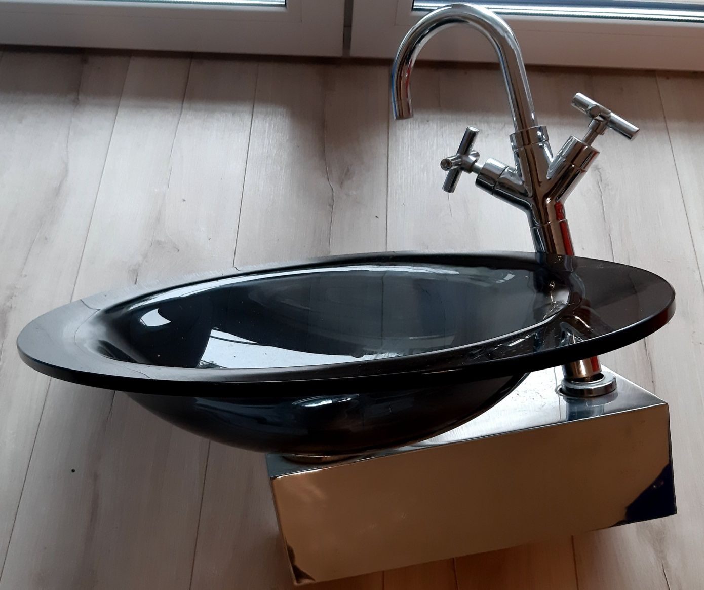 Umywalka Szklana Kompletna Z Baterią 66cm×44cm Zadbana