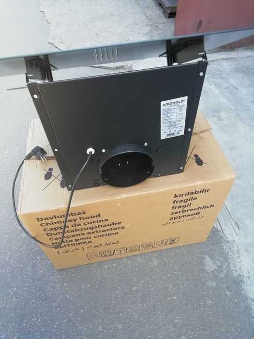 Вытяжка наклонная Grunhelm GVN 325 BK, черное стекло,750м³/ч